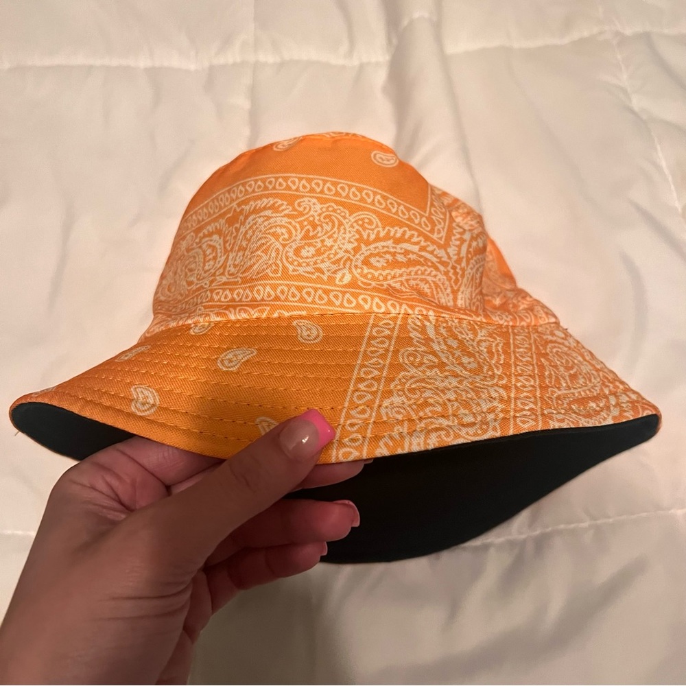 bucket hat - Picture 2 of 3